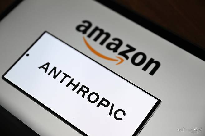 아마존과 앤스로픽 로고가 표시된 화면. 양사는 50억 달러 투자와 1000억 달러 규모 클라우드 계약을 연계하며 AI 인프라 동맹을 강화했다. Getty Images