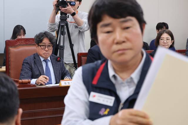 최저임금위원회 첫 전원회의가 열린 21일 정부세종청사에서 근로자위원인 이미선 민노총 부위원장이 권순원 위원장 선출에 반대하며 퇴장하고 있다. 연합뉴스.