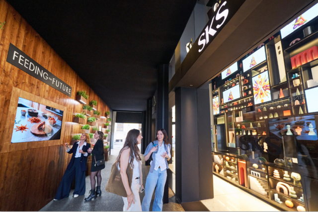 관람객이 초프리미엄 빌트인 가전 브랜드 'SKS'를 살펴보는 모습. LG전자 제공