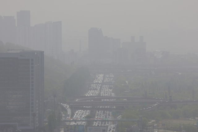 전국에 황사가 유입된 21일 오전 경기도 고양시 행주산성에서 바라본 서울 일대가 흐릿하다. [연합뉴스]