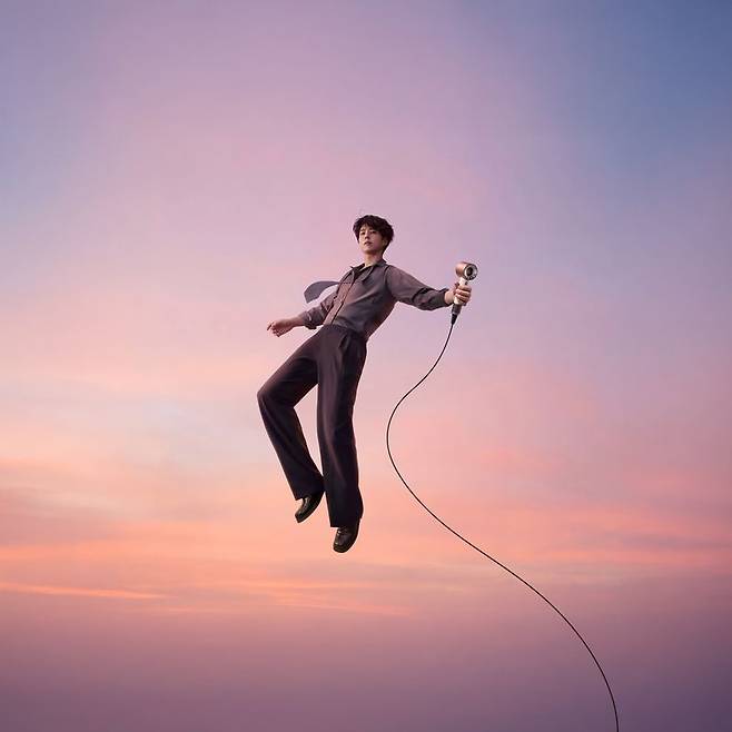 다이슨 슈퍼소닉 트래블과 앰배서더 배우 박보검. 다이슨 제공