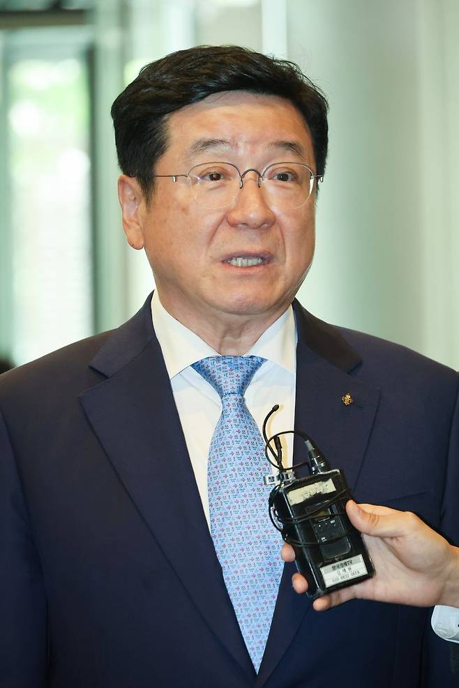 이찬희 삼성준법감시위원회(준감위) 위원장이 21일 서울 서초구 삼성생명 서초타워에서 열린 준감위 정례회의에 참석하며 취재진 질문에 답하고 있다. 연합뉴스