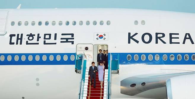 베트남을 국빈 방문하는 이재명 대통령과 김혜경 여사가 21일(현지시간) 하노이 노이바이 국제공항에 도착해 이동하고 있다. 뉴스1