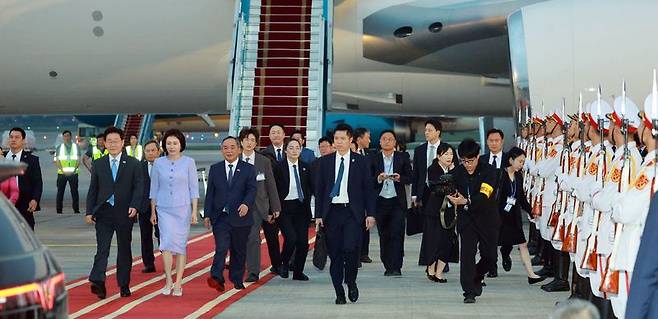 베트남을 국빈 방문한 이재명 대통령과 김혜경 여사가 21일(현지시간) 하노이 노이바이 국제공항에 도착한 공군 1호기에서 내려 이동하고 있다. 연합뉴스