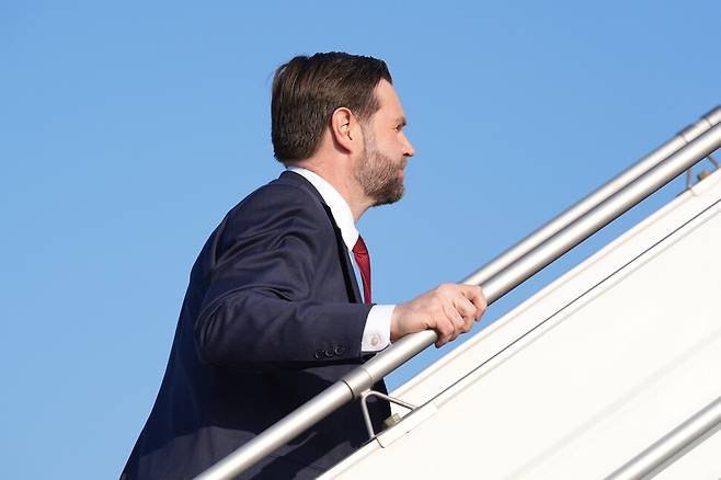 12일(현지시각) 제이디 밴스 미국 부통령이 파키스탄 이슬라마바드에서 열린 미국-이란 종전협상에 참석한 뒤 전용기 에어포스 투에 탑승하고 있다. 그는 이날 “합의에 도달하지 못한 채 미국으로 돌아간다”며 협상 결렬을 선언했다. 이슬라마바드/AP 연합뉴스