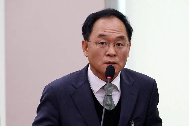 ‘윤석열 명예훼손’ 사건 주임검사였던 강백신 대구고검 검사가 21일 국회 국정조사 청문회에 나와 의원 질의에 답하고 있다. 연합뉴스