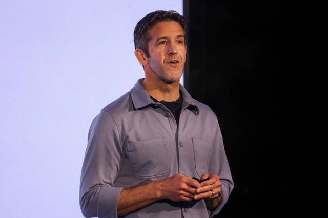 애플의 새 최고경영자(CEO)로 임명된 존 터너스 하드웨어 엔지니어링 부문 수석 부사장이 지난달 4일 미국 뉴욕에서 599달러 보급형 노트북 '맥북 네오'를 소개하고 있다. 뉴욕=EPA 연합뉴스