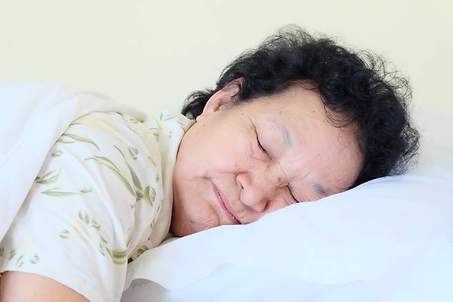 노년기에 낮잠을 오래 자거나, 자주 자고, 특히 오전에 낮잠을 자는 습관이 사망 위험 증가와 관련 있다는 연구 결과가 나왔다. /사진=게티이미지뱅크