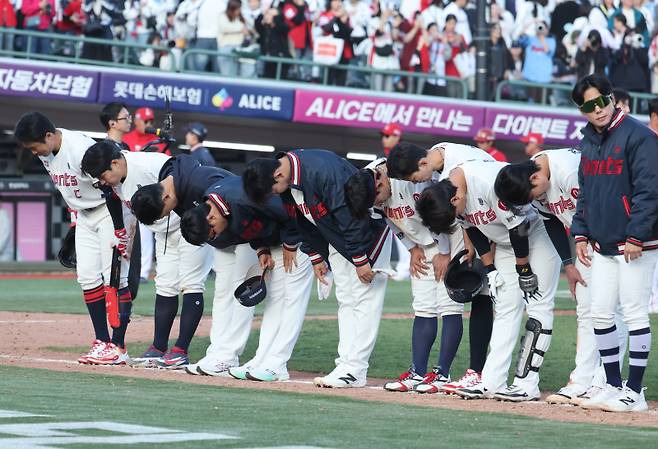 <yonhap photo-4680=""> 롯데 6연패 (부산=연합뉴스) 강선배 기자 = 5일 부산 사직야구장에서 열린 프로야구 SSG 랜더스와 롯데 자이언츠의 경기. 3대4로 아쉽게 패배한 롯데 선수들이 관중들에게 인사하고 있다. 2026.4.5 sbkang@yna.co.kr/2026-04-05 17:45:54/ <저작권자 ⓒ 1980~2026 ㈜연합뉴스. 무단 전재 재배포 금지, AI 학습 및 활용 금지></yonhap>