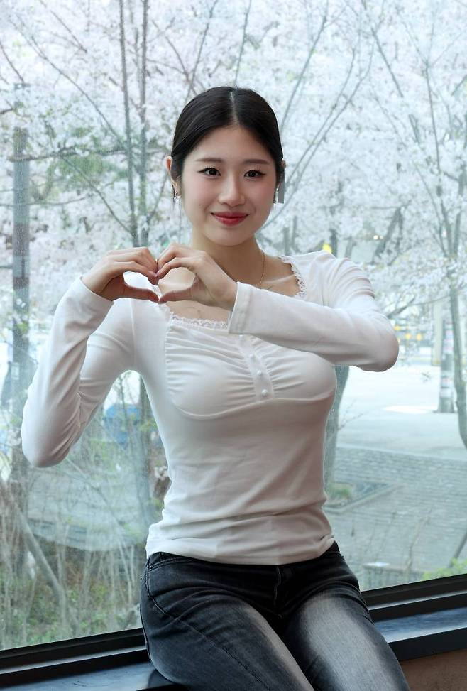 [포토]이해인, 벚꽃 배경으로 하트!