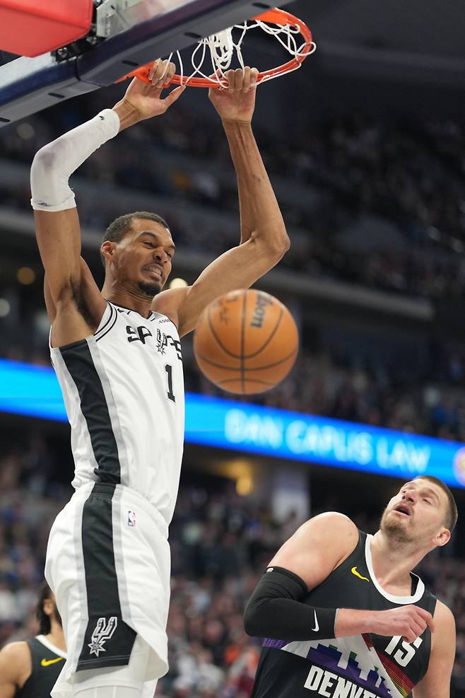 <yonhap photo-1635=""> San Antonio Spurs center Victor Wembanyama, left, dunks over Denver Nuggets center Nikola Jokic in the first half of an NBA basketball game Saturday, April 4, 2026, in Denver. (AP Photo/David Zalubowski)/2026-04-05 06:08:43/ <저작권자 ⓒ 1980~2026 ㈜연합뉴스. 무단 전재 재배포 금지, AI 학습 및 활용 금지></yonhap>