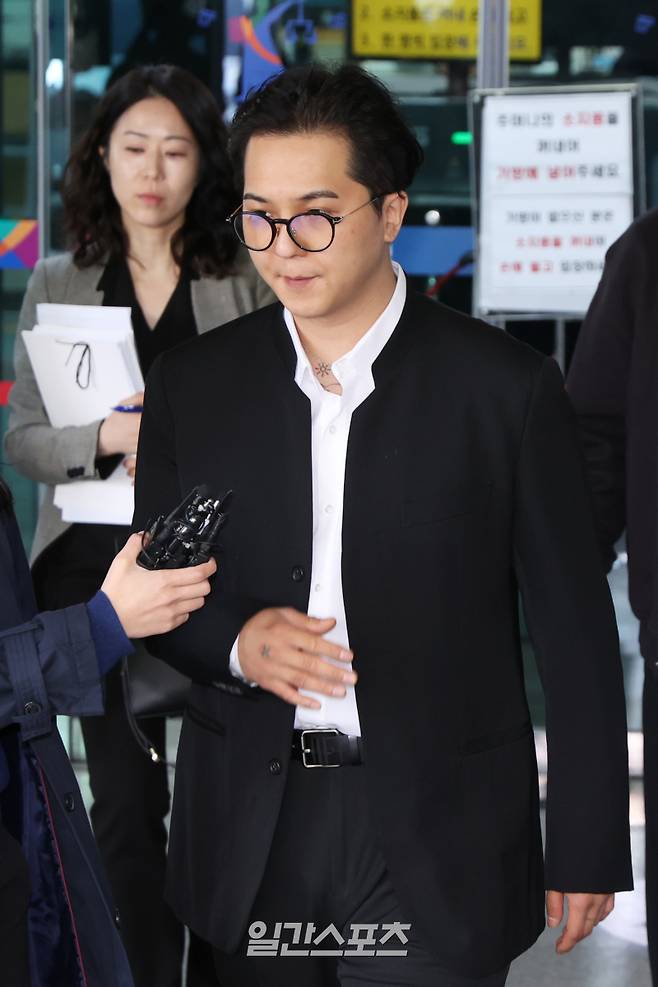 사회복무요원 근무 중 ‘부실 복무’ 혐의로 재판에 넘겨진 그룹 위너 멤버 송민호가 21일 서울 마포구 서울서부지방법원에서 열린 첫 공판을 마치고 법원을 나서고 있다. 서병수 기자 qudtn@edaily.co.kr /2026.04.21/
