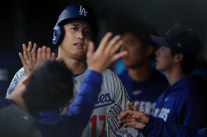 <yonhap photo-1955="">21일(한국시간) 콜로라도 원정 경기에서 52경기 연속 출루에 성공한 오타니 쇼헤이. [AFP=연합뉴스]</yonhap>