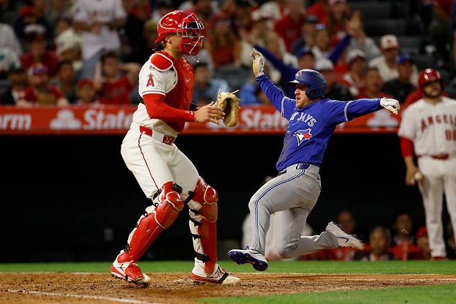 <yonhap photo-2454=""> Toronto Blue Jays' Myles Straw, front right, slides into home plate as Los Angeles Angels catcher Logan O'Hoppe, left, waits to catch the ball during the seventh inning of a baseball game Monday, April 20, 2026, in Anaheim, Calif. (AP Photo/Caroline Brehman)/2026-04-21 12:53:02/ <저작권자 ⓒ 1980~2026 ㈜연합뉴스. 무단 전재 재배포 금지, AI 학습 및 활용 금지></yonhap>