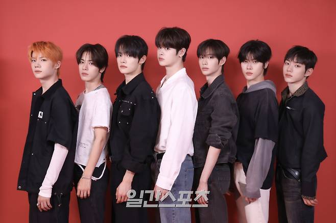 클로즈 유어 아이즈(CLOSE YOUR EYES) 켄신, 송승호, 전민욱, 마징시앙, 김성민, 장여준, 서경배(왼쪽부터)가 14일 오전 서울 중구 순화동 KG타워에서 진행된 일간스포츠와의 인터뷰에 앞서 사진 촬영을 하고 있다.서병수 기자 qudtn@edaily.co.kr /2026.04.14/