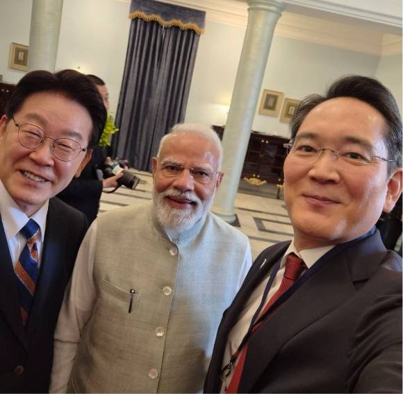 왼쪽부터 이재명 대통령, 나렌드라 모디 인도 총리, 이재용 삼성전자 회장이 나란히 서서 셀프 사진을 촬영하고 있다. [사진=삼성전자 뉴스룸 인스타그램]