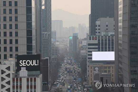 미세먼지 농도가 전국에 '나쁨' 수준을 보인 날 서울 시내가 먼지에 뒤덮여있는 모습. [사진=연합뉴스]