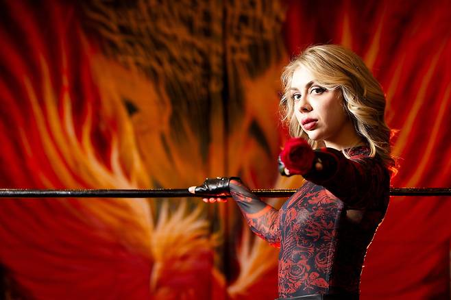 예쁘고 자상한 원어민 영어 선생님은 어둠이 내리면 장미와 해골이 그려진 옷으로 갈아입고 링 위에 올라 반칙왕이 된다. 우상조 기자