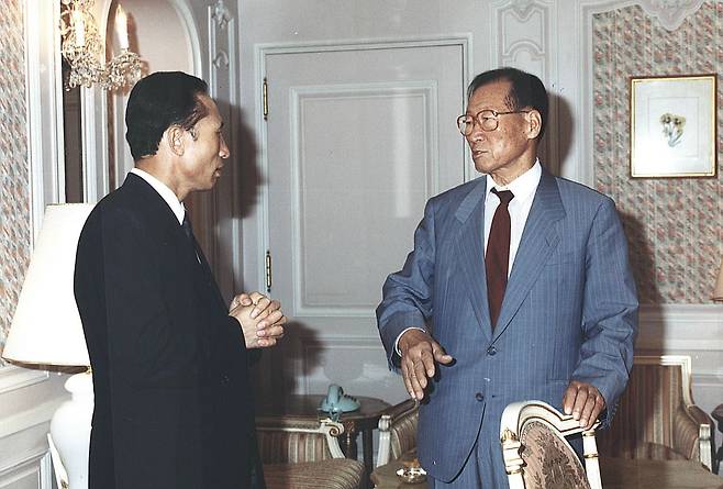 현대그룹 재직시절의 이명박 전 대통령이 정주영 회장과 중요 사안에 대해 논의하고 있다. 사진 이명박 전 대통령