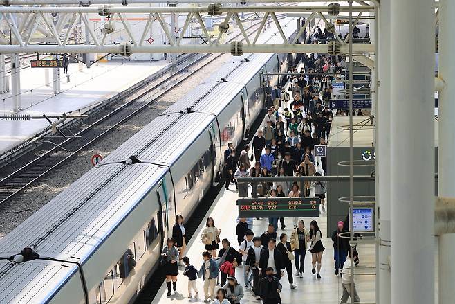승객들이 서울역에 도착한 KTX 열차에서 내리고 있다. 연합뉴스