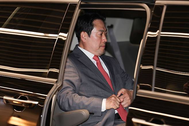 8박 10일 간의 미국 방문 일정을 마치고 귀국한 장동혁 국민의힘 대표가 20일 새벽 인천공항에서 차량에 탑승해 있다. 김경록 기자.