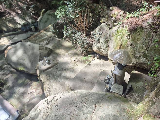 21일 오전 금정산 국립공원에 조성된 기도터 내부에 장군 형상의 조형물과 제단이 자리했다. 김민주 기자