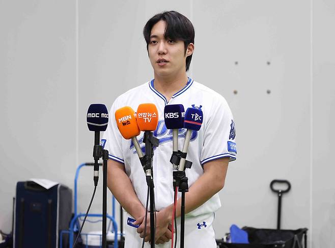 21일 오후 대구 삼성라이온즈 파크에서 삼성 라이온즈 투수 원태인이 지난 19일 열린 LG 트윈스와의 경기에서 자신이 격한 감정을 표출한 것과 관련해 사과의 뜻을 밝히고 있다. 연합뉴스