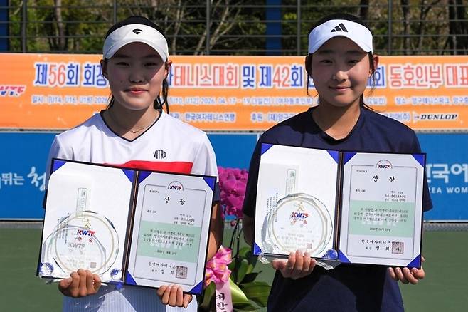 ▲ 춘천스포츠클럽 장지원(왼쪽)과 최소은이 19일 양구테니스파크에서 막을 내린 제56회 회장배 전국여자테니스대회 18세부 복식 우승을 차지한 뒤 상장과 트로피를 들고 기뻐하고 있다. 춘천스포츠클럽 제공