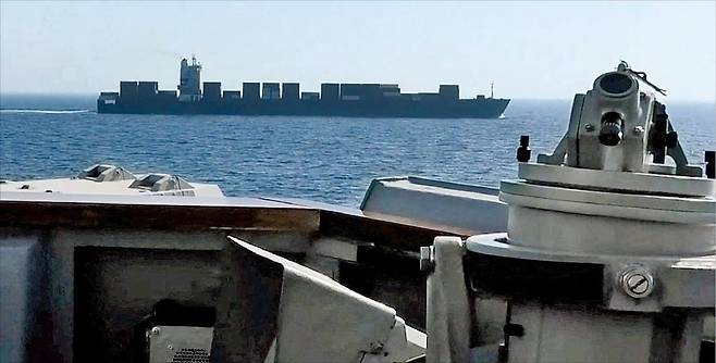 < 美 군함, 이란 화물선에 함포 조준 > 미 해군의 미사일 구축함 ‘USS 스프루언스호’가 19일(현지시간) 이란 인근의 아라비아해 북부 해역에서 이란 화물선 투스카호(사진 상단)를 향해 함포를 조준한 채 대치하고 있다. 미 중부사령부는 이날 투스카호를 나포했다며 관련 사진을 공개했다.  로이터연합뉴스