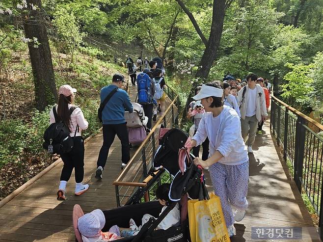 지난 19일 오전 9시 서울 용산구 후암동 남산하늘숲길에서 3040 부모들이 아기띠, 아기 등산 캐리어를 매고, 유아차를 끌며 등산하고 있다. /사진=박수빈 기자