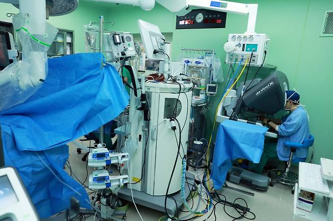 함원식 로봇내시경수술센터 소장이 로봇수술을 진행 중이다