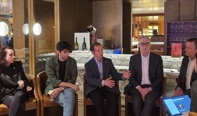 오레건의 양조자들이 한경 WAVE와 인터뷰하는 모습.