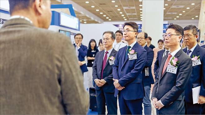 지난해 열린 ‘ICT 기술사업화 페스티벌’에서 류제명 과학기술정보통신부 2차관 등이 행사를 관람하고 있다. 과학기술정보통신부 제공