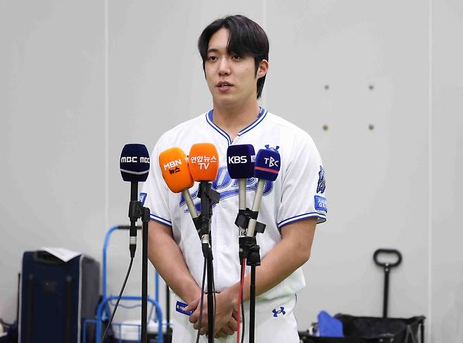 21일 오후 대구 삼성라이온즈 파크에서 삼성 라이온즈 투수 원태인이 지난 19일 열린 LG 트윈스와의 경기에서 자신이 격한 감정을 표출한 것과 관련해 사과의 뜻을 밝히고 있다./사진=연합뉴스