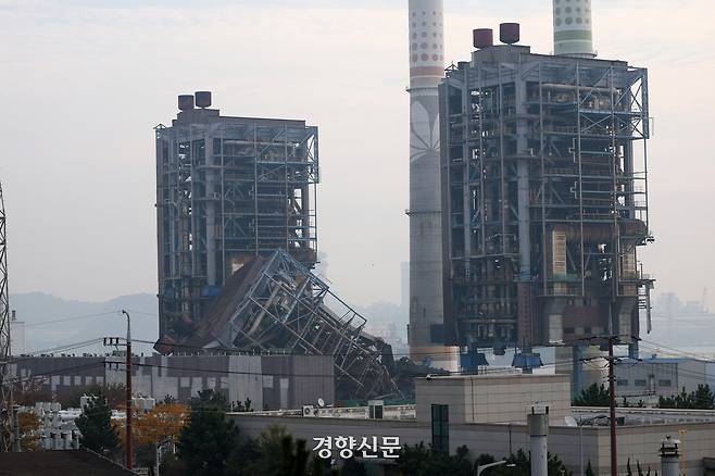 울산화력발전소 보일러 타워 붕괴 사고 이틀째인 지난해 11월 7일 울산 남구 용잠동 한국동서발전 울산발전본부 울산화력발전소 사고 현장에 보일러 타워가 무너져 있다. 권도현 기자
