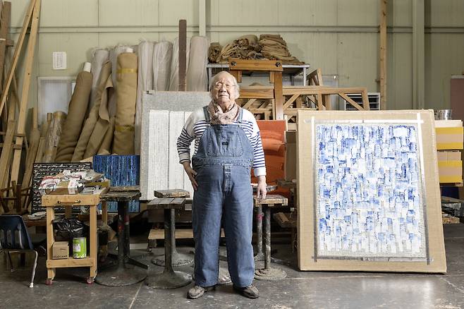 자신의 스튜디오에서 포즈를 취하고 있는 작가 하종현. 샌프란시스코 아시아미술관 제공