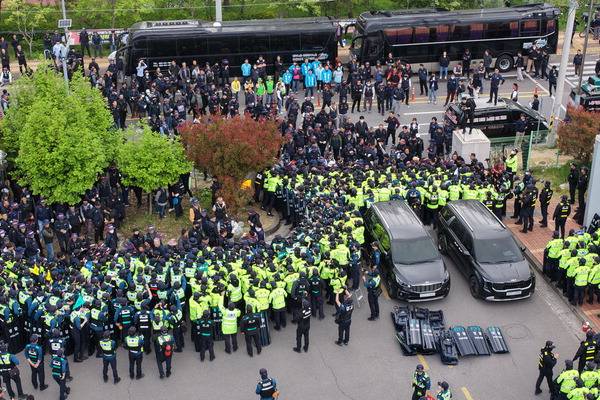 지난 20일 경남 진주시 정촌면 BGF로지스 진주센터에서 화물연대 관계자가 센터 입구로 진입하려는 과정에서 경찰과 대치하고 있다. 연합뉴스