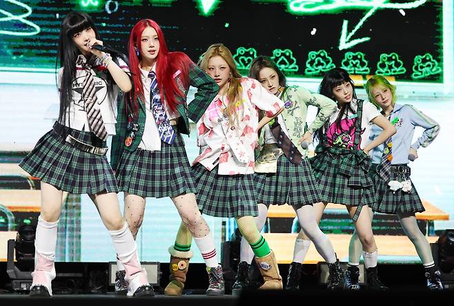 Unchild performs "Unchild" during a press showcase held at Blue Square Woori Won Banking Hall in Yongsan-gu, central Seoul, Tuesday. (Newsis)