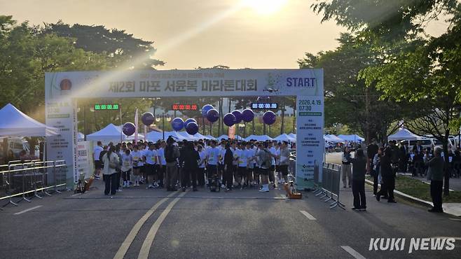 19일 서울 마포구 평화의공원평화광장에서 열린 ‘제2회 마포 서윤복 마라톤대회’에서 참가자들이 대기하고 있다. 송한석 기자