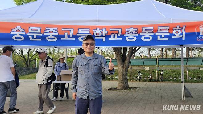 오천진 숭문중고등학교 총동문회장 겸 서윤복 기념사업회 이사장이 19일 서울 마포구 평화의공원평화광장에서 열린 ‘제2회 마포 서윤복 마라톤대회’에서 쿠키뉴스와 인터뷰를 하고 있다. 송한석 기자