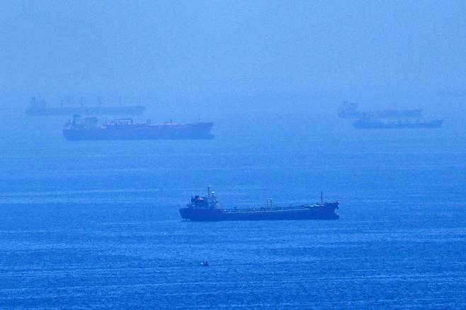 호르무즈 해협에 닻을 내리고 멈춰 있는 선박들. AP연합뉴스