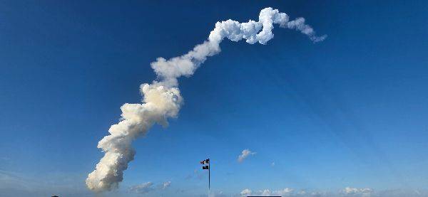 지난 1일(현지시간) 아르테미스 2호가 하늘로 향하는 모습. 인근 주민과 관광객들은 주변 명당에서 발사 장면을 지켜봤다. 양한주 기자