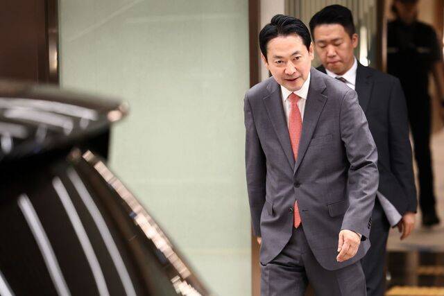 장동혁 국민의힘 대표가 20일 오전 4시쯤 인천국제공항 2터미널을 통해 8박10일의 방미 일정을 마치고 귀국하고 있다.  연합뉴스