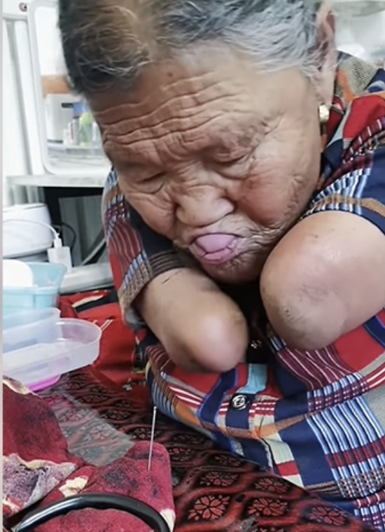 바느질을 하고 있는 왕위시씨. 바이두 캡처