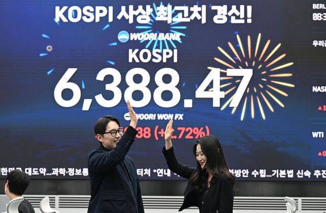 코스피가 21일 2% 넘게 상승해 사상 최고치에서 장을 마쳤다. 사진은 이날 서울 중구 우리은행 본점 딜링룸. 이한형 기자