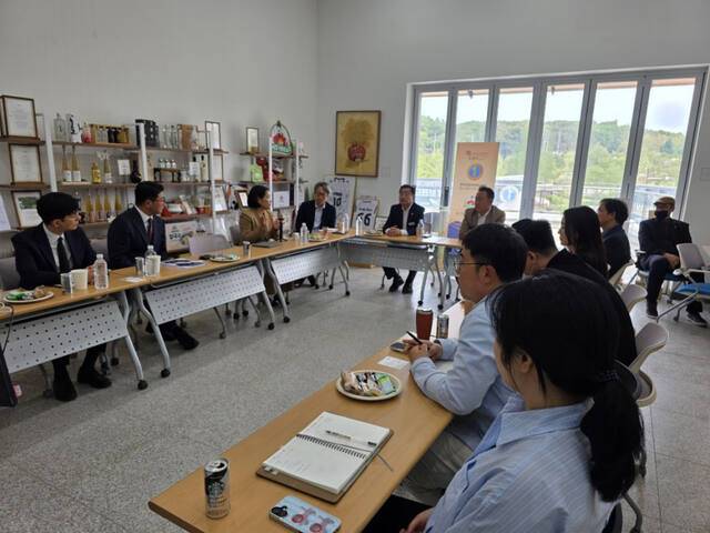 21일 여주시농산업공동브랜드활성화센터에서 열린 K-BPI(Korea Brand Power Index)에서 ‘대왕님표 여주쌀’이 2년 연속 1위 달성 및 향후 활성화 방안에 대한 토론이 진행되고 있다. 유진동기자