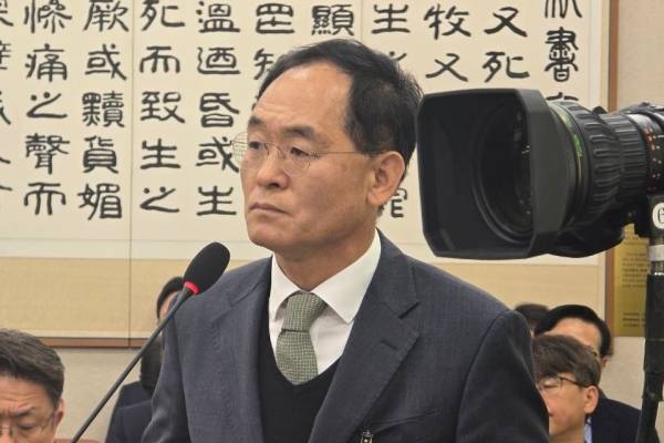 ▲2026년 4월 21일 국회 '윤석열 정권 정치검찰 조작기소 의혹 사건 진상규명 국정조사특별위원회'의 '윤석열 명예훼손 허위 보도 조작기소 사건' 등 관련 청문회에 증인으로 출석한 강백신 대구고등검찰청 검사. 사진=미디어오늘 영상 갈무리