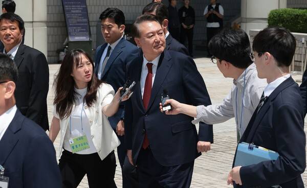 ▲전 대통령 윤석열 피고인이 2025년 5월26일 서울중앙지방법원에서 열린 내란 우두머리 혐의 사건 5차 공판을 마친 뒤 지지자들을 바라보며 차량으로 향하고 있다. ⓒ연합뉴스