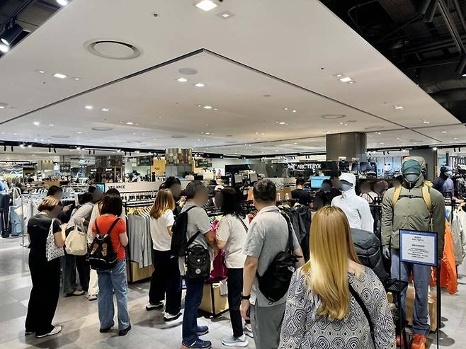 신세계백화점에서 쇼핑하고 있는 외국인 고객의 모습 [신세계백화점]