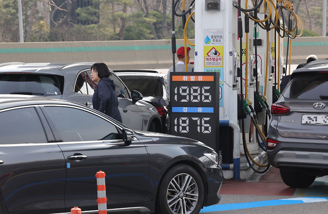 서울 서초구 만남의광장 주유소에서 한 운전자가 주유를 하고 있다. [김재훈 기자]